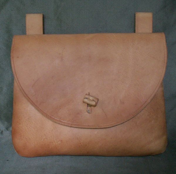 16th - 17th century medium belt wallet with a round front