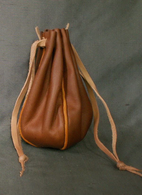 Round money purse with piped seams