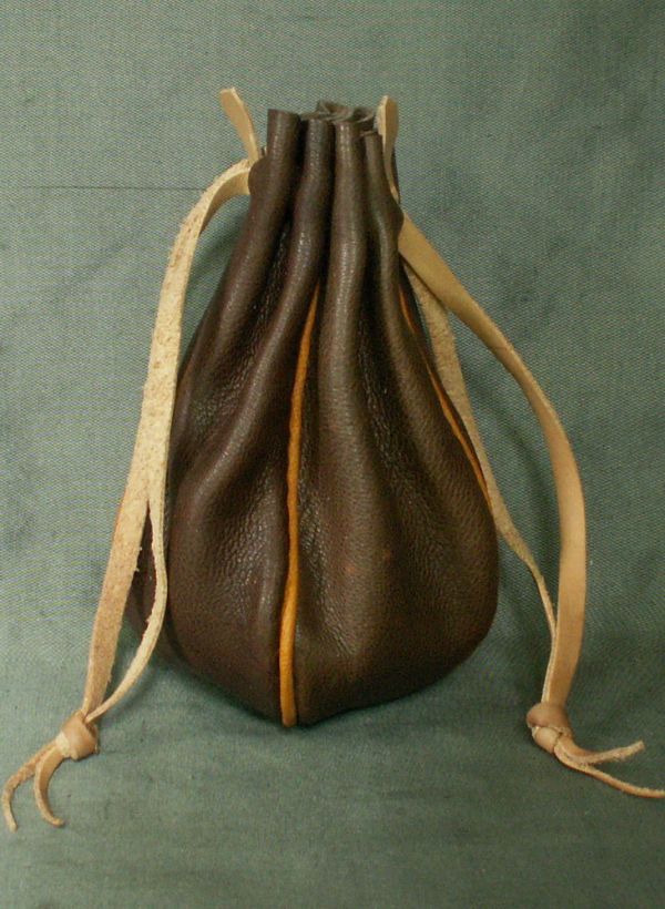 Round money purse with piped seams