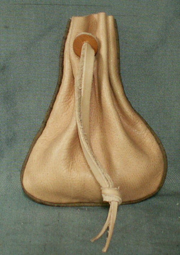 Small money purse with piped seam