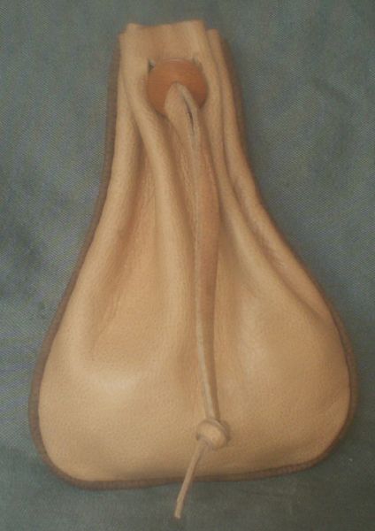 Small money purse with piped seam