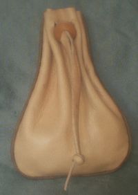 Small money purse with piped seam