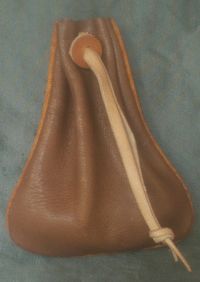 Small money purse with piped seam