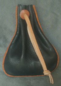 Small money purse with piped seam