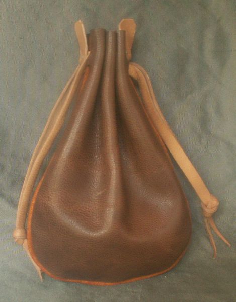 Money purse with piped seams