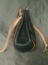 Round money purse with piped seams