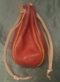 Round money purse with piped seams