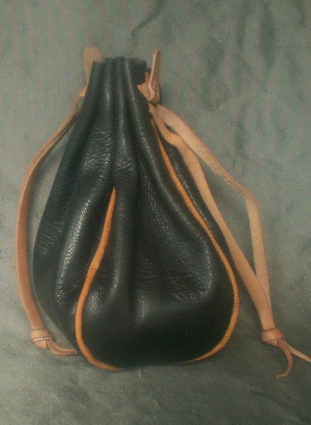 Round money purse with piped seams