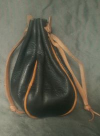 Round money purse with piped seams