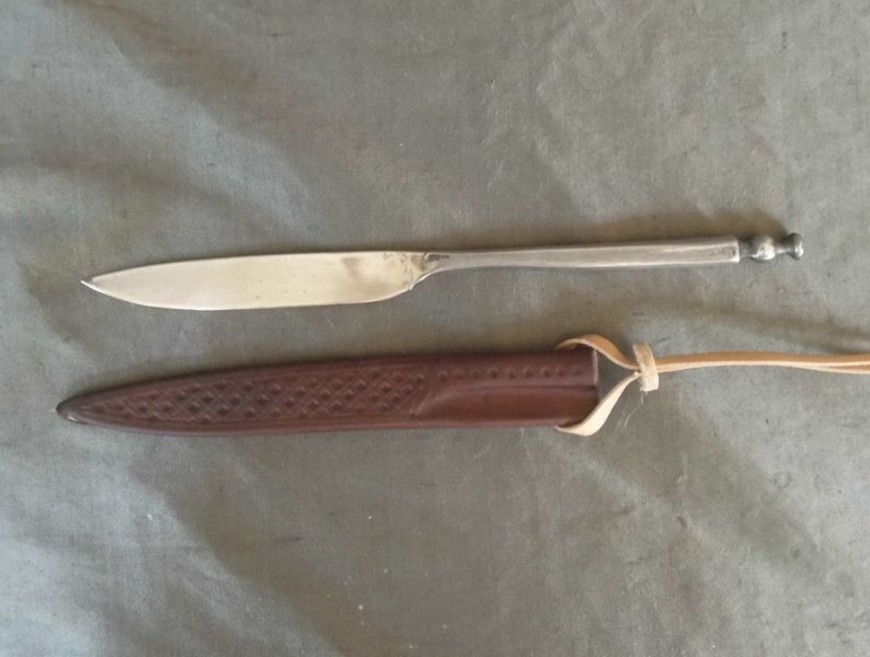 Bolstered knife
