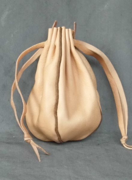 Round money purse with piped seams