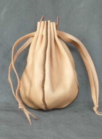 Round money purse with piped seams