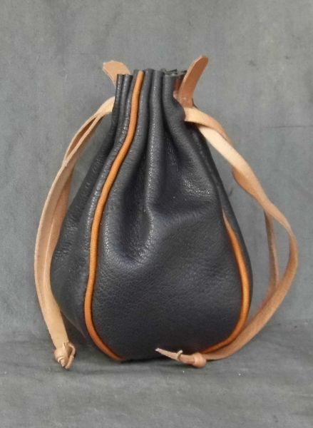 Round money purse with piped seams