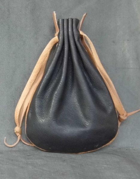 Money purse with piped seams