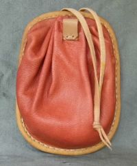 Flat backed money purse with internal divider